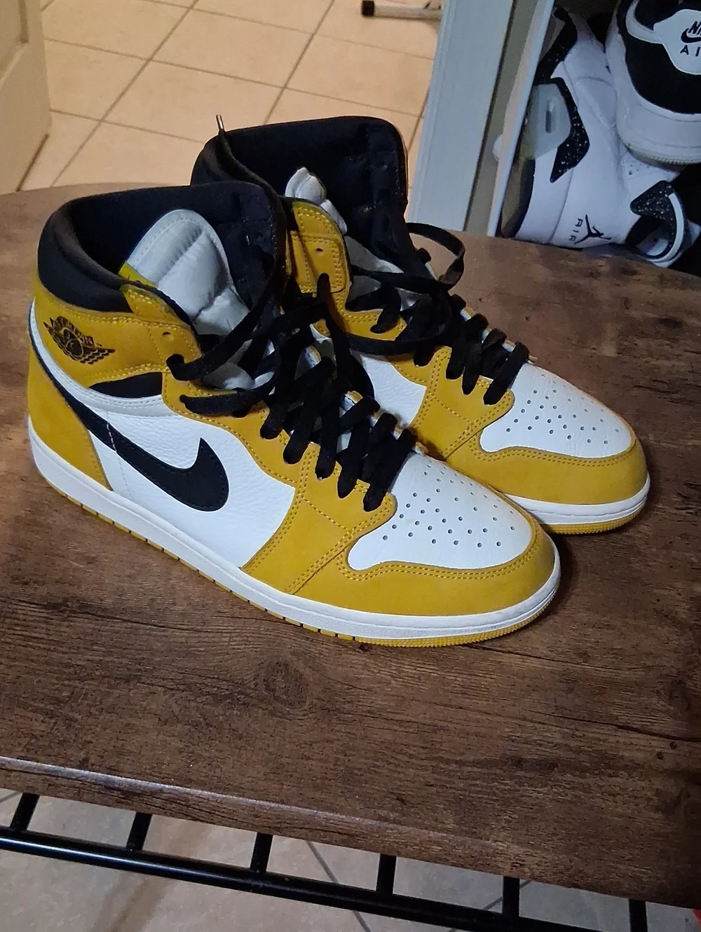 Jordan 1 Mid - White/Yellow/Black